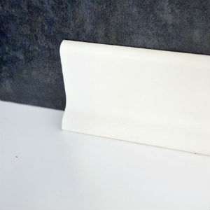 battiscopa-rovere-verniciato-bianco-scarpetta-1.jpg