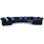 Divano ad angolo in velluto blu scuro schiacciato da salotto