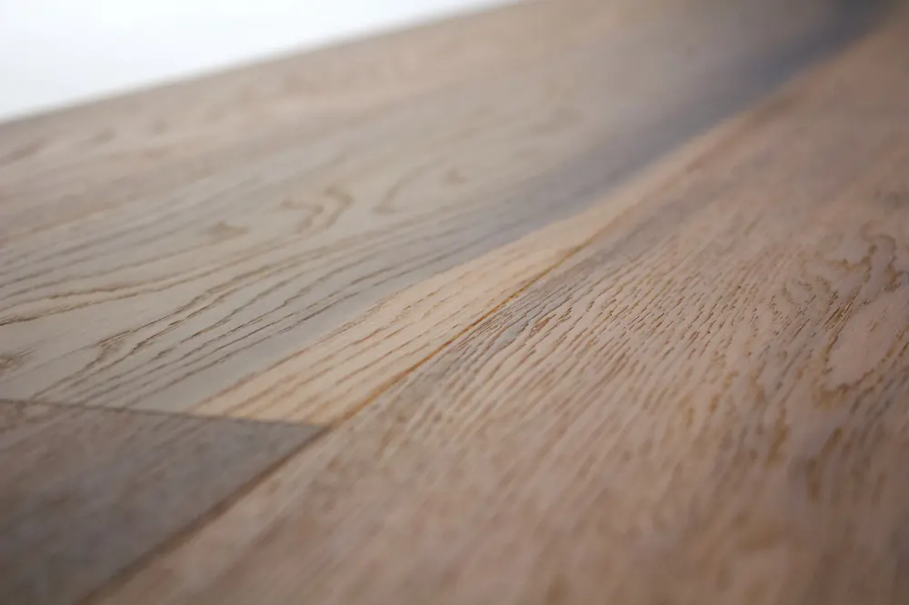 Parquet prefinito in rovere a listone grande posato in soggiorno – Disegnarecasa